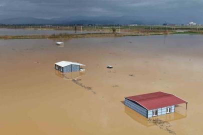İzmir’de sağanak ovayı göle çevirdi