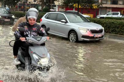 İzmir’de sağanak yağış hayatı olumsuz etkiledi: Caddeler göle döndü