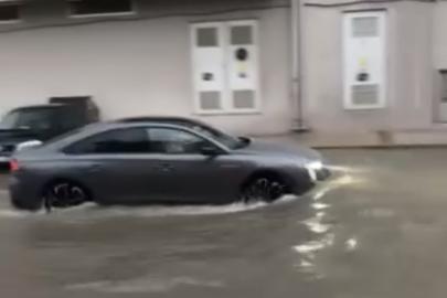 İzmir’de sağanak yağış hayatı olumsuz etkiledi