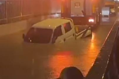 İzmir’de suyla dolan alt geçitte mahsur kalan sürücü hayatını kaybetti