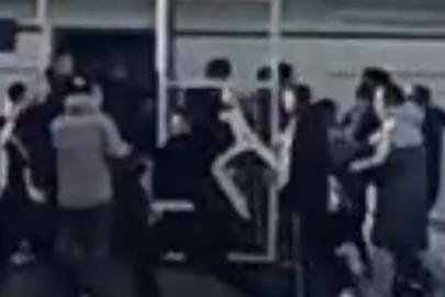 İzmir’de U18 maçında saha karıştı: Sandalyeler havada uçuştu