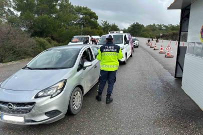 Jandarma denetimlerinde çeşitli suçlardan aranan 35 şahıs tutuklandı
