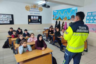 Jandarmadan öğrenci ve öğretmenlere trafik eğitimi