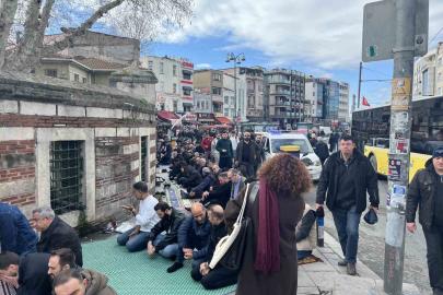 Kadıköy’de cami cemaati mağduriyeti: Namazı sokaklarda kılıyorlar