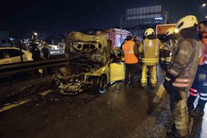 Kadıköy’de seyir halindeki otomobil yandı
