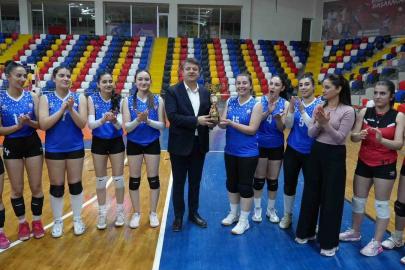 Kadın voleybol takımı namağlup şampiyon oldu