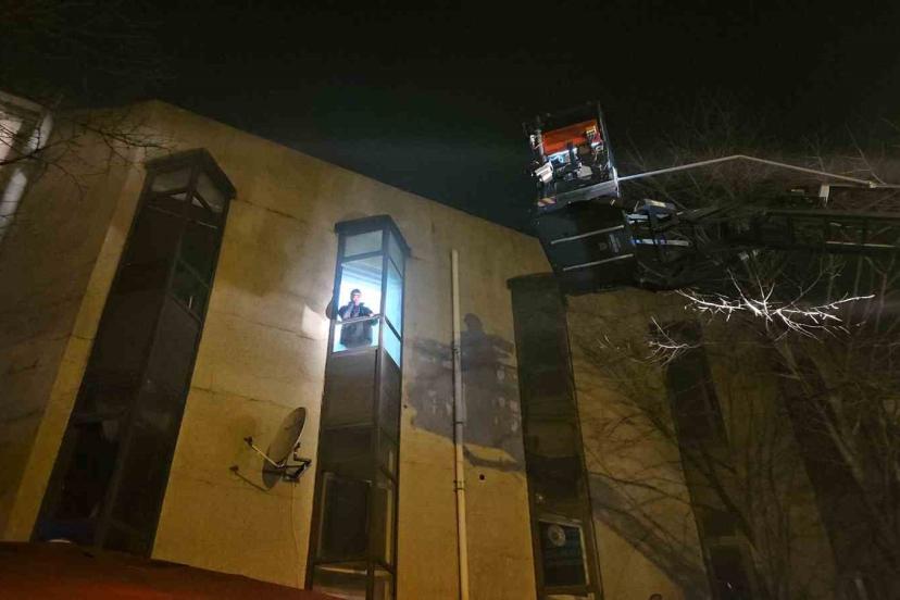 Kağıthane’de marangozhanede korkutan yangın: 11 kişi ve 1 yavru köpek kurtarıldı