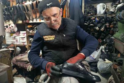 Kahramanmaraş’ta 38 yıllık usta eski ayakkabılara yeniden hayat veriyor