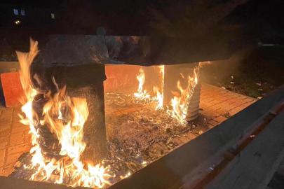 Kahta’da parktaki bank ateşe verildi