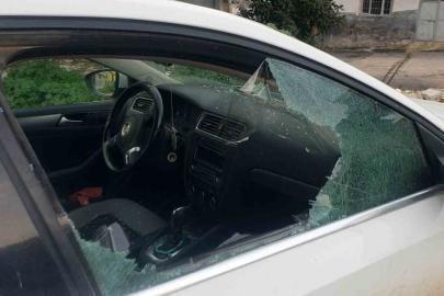 Kaldırım taşıyla camını kırdıkları otomobilden depremzede vatandaşın 100 bin TL’sini çaldılar