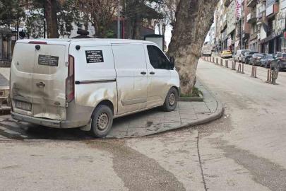 Kaldırıma park araç sürüsüne tepki geldi