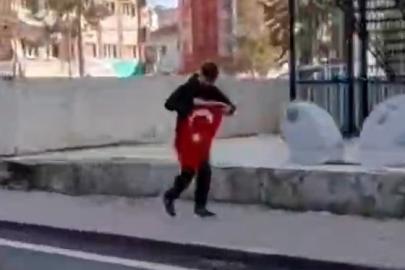 Kaldırımda gördüğü Türk Bayrağı’nı koşarak alan çocuk, kask kamerasıyla görüntülendi
