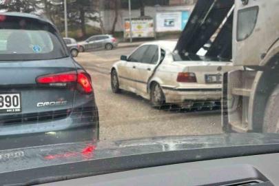 Kamyondaki demirler önündeki araca ok gibi saplandı, facia ucuz atlatıldı