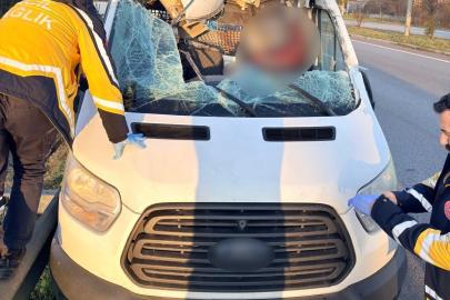 Kamyonet, beton köprü ayağı yüklü tıra çarptı: 1 ölü, 1 yaralı