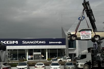 Kamyoneti vinç ile asıp firma önünde eylem yaptı