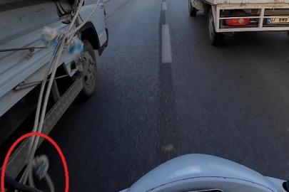 Kamyonetten sarkan ipe dolanan motosikletli ölümle burun buruna geldi