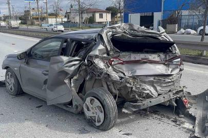 Kamyonun çarptığı otomobil adeta preslendi: 1 yaralı