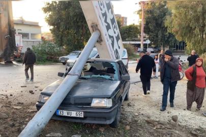 Kamyonun çarptığı tabela otomobilin üzerine devrildi: 1 yaralı