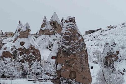 Kapadokya kar altında kartpostallık görüntüler oluştu