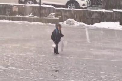 Kar altında İstiklal Marşı’nı okuyan çocuk yürekleri ısıttı