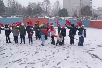 Kar ile bayraklar birleşti, okullar kırmızı-beyaza büründü