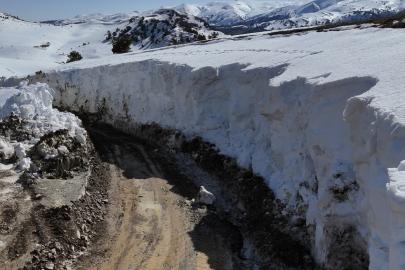 Kar iş makinelerinin boyunu aştı, kapalı yollar böyle açıldı