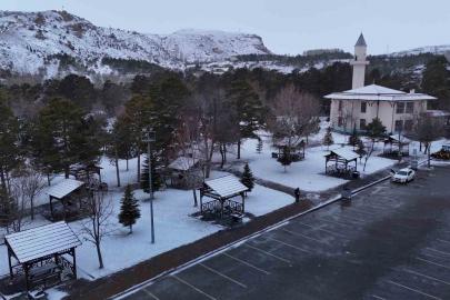 Kar Sivas’ı terk edemedi, şehir yeniden beyaza büründü