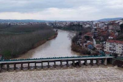Kar ve yağmurların ardından, Mustafakemalpaşa Çayı coştu