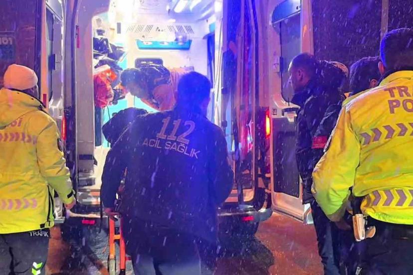 Kar yağışı kazayı beraberinde getirdi: Motokurye yaralandı