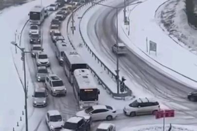Kar yağışıyla trafik durma noktasına geldi