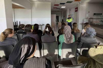 Karabiga Özel Engelli Yaşam Merkezinde çalışan kadınlara jandarma ekiplerinden çeşitli bilgilendirmeler