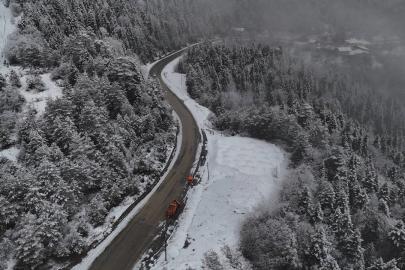 Karabük-Bartın kara yolunda bulunan 1030 rakımlı Ahmet Usta geçidi yeniden beyaz örtüyle kaplandı
