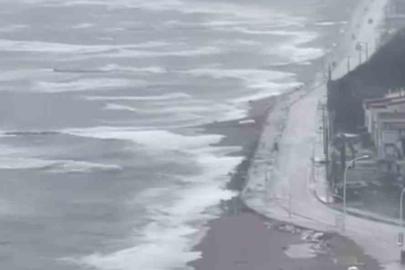 Karacabey’de fırtına ve sağanak sonrası deniz taştı