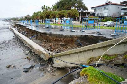 Karadeniz’de dev dalgalar sahili yıktı geçti