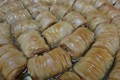 Karadeniz’in öne çıkan tatlıları arasında yerini alan Laz böreği ve gocaman gerdanı Ramazan’da daha çok ilgi görüyor