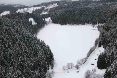 Karagöl buz tuttu, beyaz örtü altındaki manzara hayran bıraktı