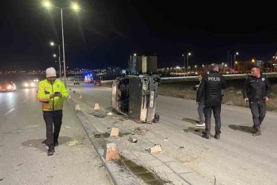 Karaman’da beton duba ve aydınlatma direğine çarpan otomobil yan yattı: 2 yaralı