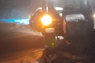 Karlı yolda mahsur kalan iki kişi kurtarıldı