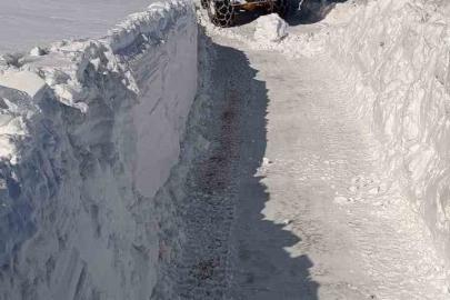 Karlıova’da 2 metreyi aşan karla mücadele