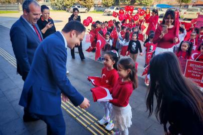 Karpuzlu’da miniklerden bayrağa saygı