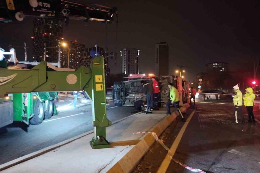 Kartal’da ambulans ile cip kafa kafaya çarpıştı: 3 yaralı