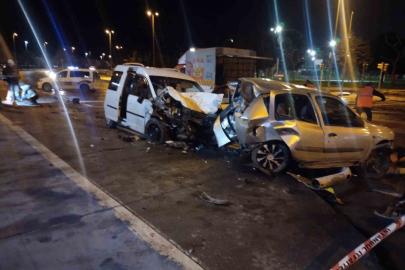 Kartal’da sahil yolunda hafif ticari araç park halindeki otomobile çarptı: 4 yaralı