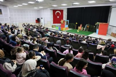 Kartepe’de çocuklar "Meraklı Civciv" oyununu izledi