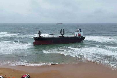 Kastamonu açıklarında vurulan ve Sarıyer’de karaya oturan gemi havadan görüntülendi