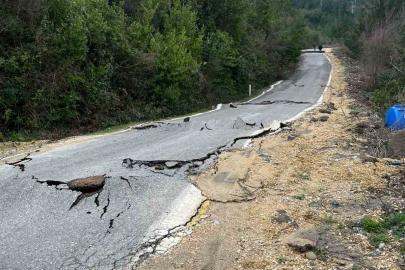 Kastamonu’da heyelan sebebiyle çatlaklar oluşan yol ulaşıma kapatıldı