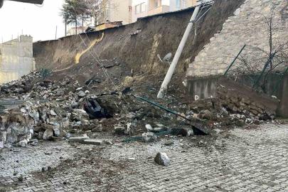 Kastamonu’da istinat duvarı çöktü, 7 araç zarar gördü