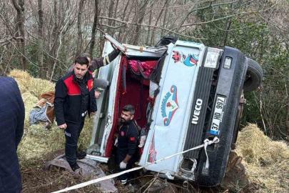 Kastamonu’da saman yüklü kamyonet, şarampole devrildi: 2 yaralı