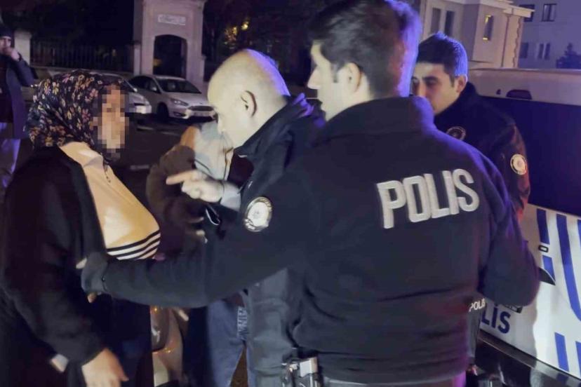 Kavga sonrası gözaltına alınan şahıs "Kapıyı kapatmayın" derken, annesi "Adam öldürmedi, çıkarın benim çocuğumu" dedi