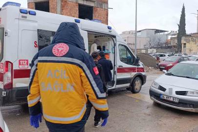 Kavgada bacağından bıçaklanarak yaralandı