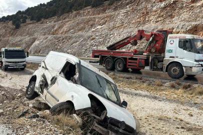Kayalıklara çarpıp devrilen araçta 2 kişi yaralandı